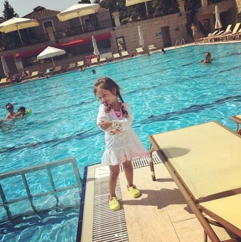 Evli məmurdan uşaq dünya gətirən Ayan qızı ilə belə dincəlir