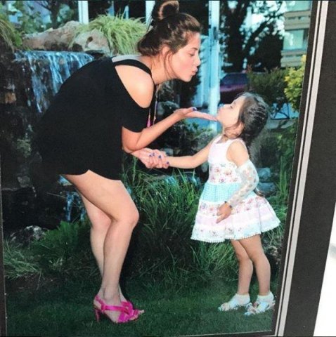 Evli məmurdan uşaq dünya gətirən Ayan qızı ilə belə dincəlir