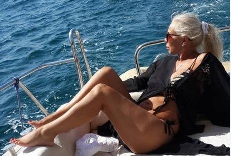 59 yaşlı müğənni elə foto paylaşdı ki... 59 yaşlı müğənni elə foto paylaşdı ki...