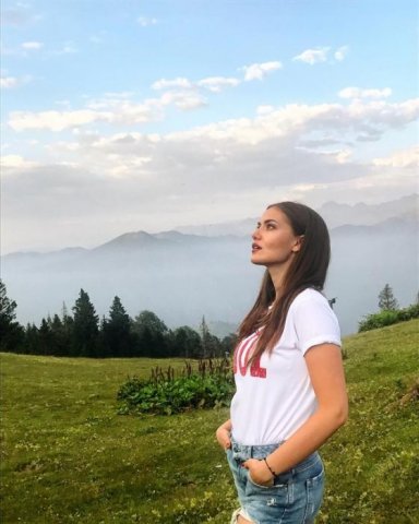 Fahriye Burakın yanından ayrılmadı Fahriye Burakın yanından ayrılmadı