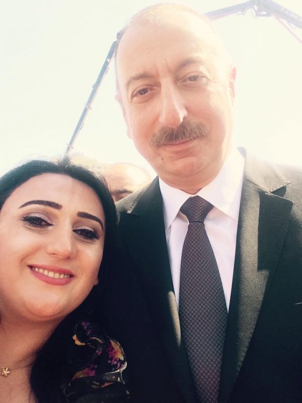 Ev alan jurnalistlər prezidentlə selfi etdi -