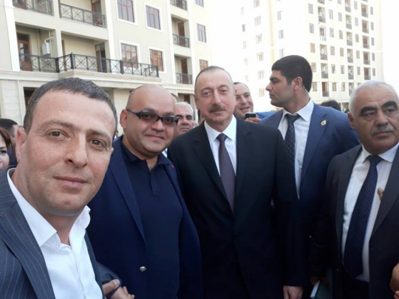 Ev alan jurnalistlər prezidentlə selfi etdi -