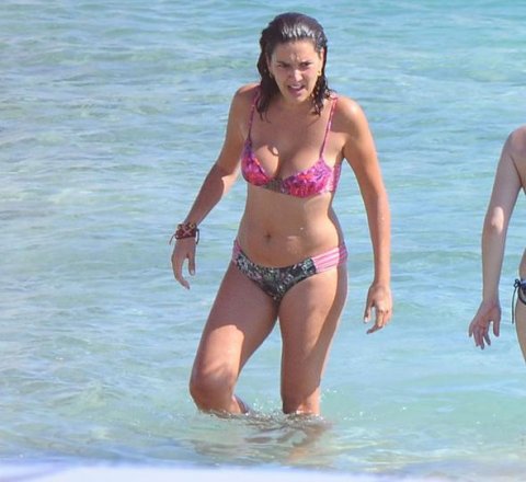 Bergüzar Korel bikinidə hər kəsi Bergüzar Korel bikinidə hər kəsi