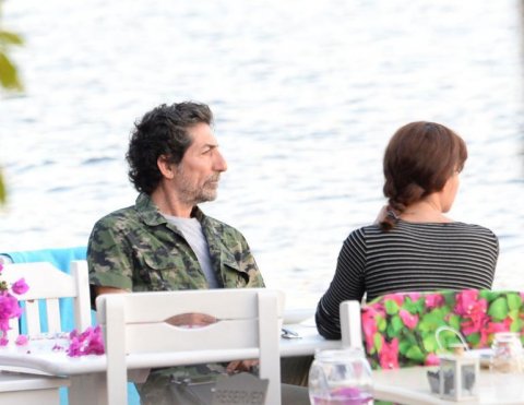 "İçerde"nin Yusuf Müdürü sevgilisi ilə tətildə "İçerde"nin Yusuf Müdürü sevgilisi ilə tətildə