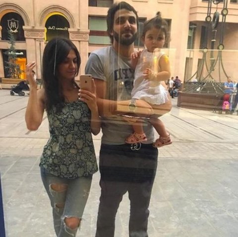 Azərbacanlı qız ailəsi ilə birlikdə Ermənistana getdi 