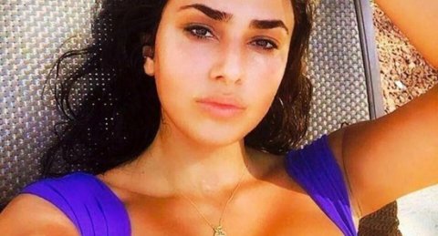 Sinəsinə döymə etdirən Pərvin açıq havada duş qəbul etdi Sinəsinə döymə etdirən Pərvin açıq havada duş qəbul etdi