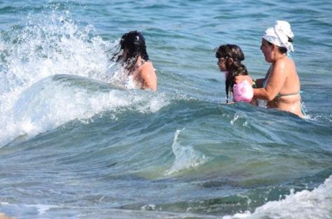 Dalğa aktrisanı yerə yıxdı