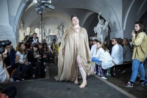 Moda festivalında yenilik: modellər səhnəyə lüt çıxdı