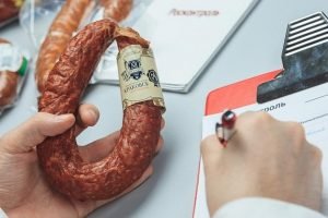 ŞOK: Bu kolbasaların tərkibində insan əti tapıldı ŞOK: Bu kolbasaların tərkibində insan əti tapıldı