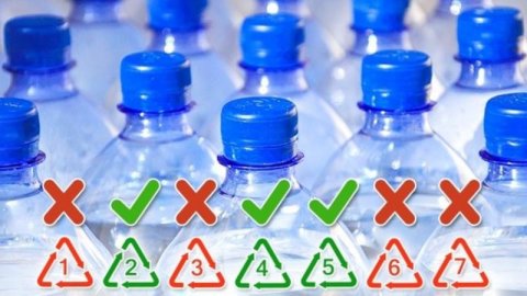 Plastik su qablarının altındakı müəmmalı rəqəmlər