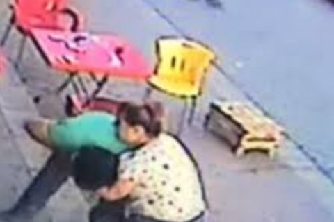 Sevgilisi ilə yataqda tutulan arvad ərini amansızlıqla öldürdü Sevgilisi ilə yataqda tutulan arvad ərini amansızlıqla öldürdü