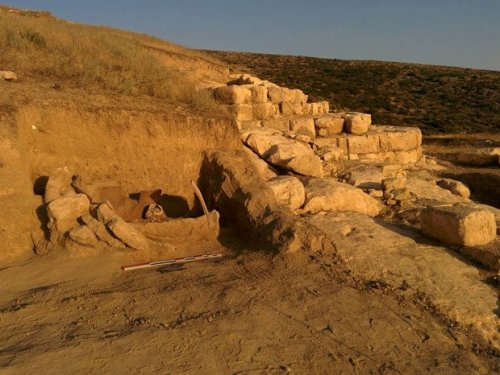 Ermənilər daha bir tarixi abidəmizi dağıdır Ermənilər daha bir tarixi abidəmizi dağıdır