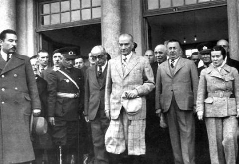Atatürk şalvarlarının paçasını niyə geniş tikdirirdi? 