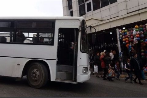 Bakıda avtobus dayanacağa çırpıldı Bakıda avtobus dayanacağa çırpıldı