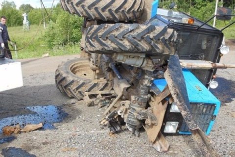 "VAZ-2107" traktorla toqquşdu