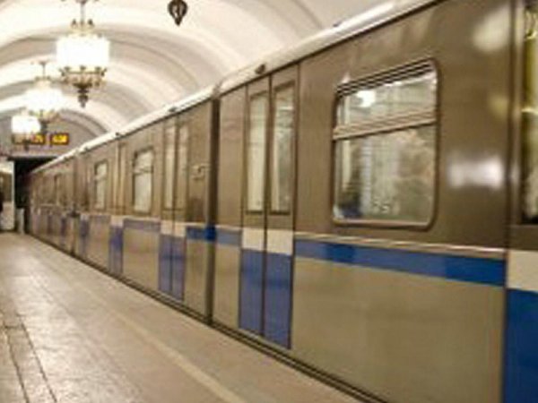 Metro qatarı divara çırpıldı
