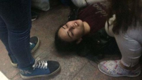 Gənc qız Bakı metrosunda intihara cəhd etdi 