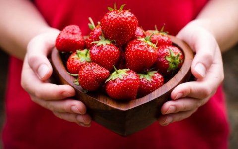 Vitaminlərlə zəngin olan çiyələyin FAYDALARI Vitaminlərlə zəngin olan çiyələyin FAYDALARI