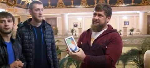 Putin haqda şeir yazana "iPhone X" hədiyyə edildi