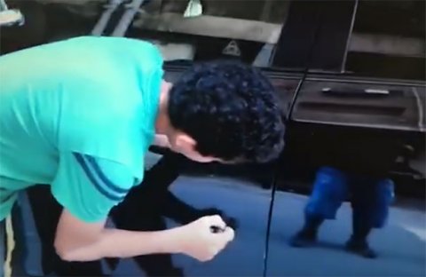 İNANILMAZ! Azyaşlı uşaq klidli olan luks avtomobilin qapısını görün necə açdı 