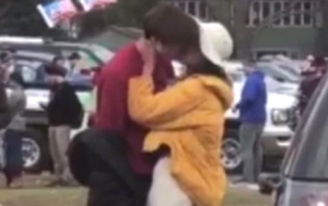 Obamanın qızı küçədə sevgilisi ilə öpüşdü 