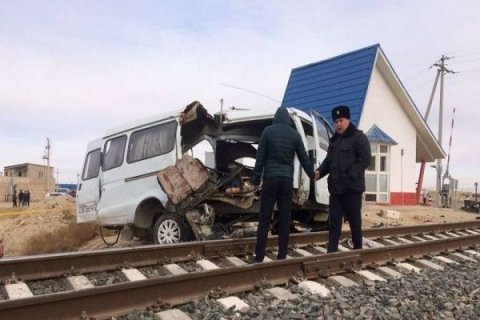 Qazaxıstanda mikroavtobus teplovozla toqquşdu: Ən azı 9 ölü