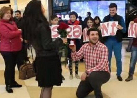 Bakı aeroportunda sürpriz evlilik təklifi: Oğlan üzük uzatdı, qız "yox" dedi 