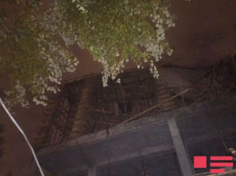 Nərimanov rayonunda tikilməkdə olan binanın bir hissəsi uçub 