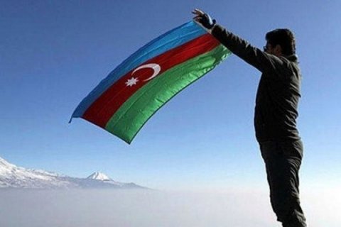 Azərbaycan bayrağını endirən ermənipərəst professor işdən qovuldu
