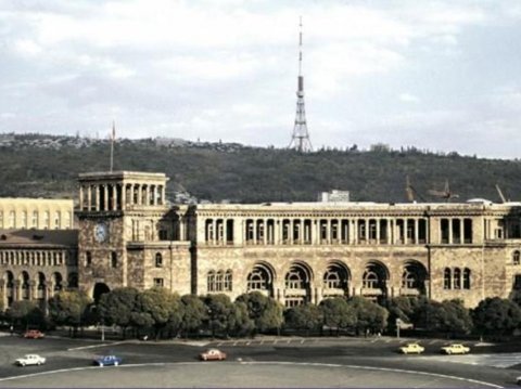 Geri addımlayan Ermənistan tez-tez yıxılır