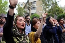 İranlı etirazçı qadınlar - AKSİYALARDAN MARAQLI FOTOLAR