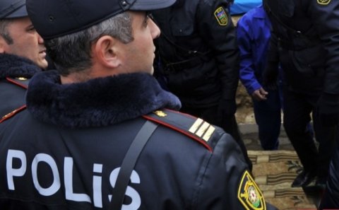 Bakıda polislərə hücum - Formalarını cırdılar