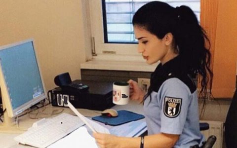 Berlini heyran qoyan azərbaycanlı polis qız