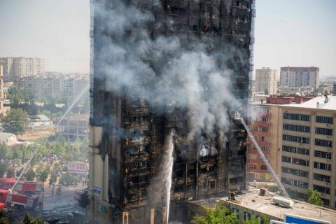 Fazil Məmmədovun sabiq müşaviri yanan binaya görə istintaqa çağırıldı- O XALƏDDİN İSGƏNDƏROVU HƏBSDƏN AZAD EDİB
