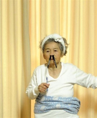 90 yaşındakı qadın bu halıyla ürəkləri ağıza gətirdi