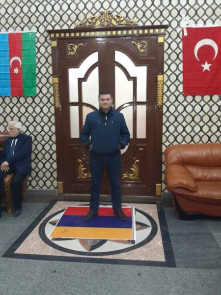 Azərbaycanlı yazar övladının toyunda erməni bayrağını restoranın girişinə sərdi-FOTO