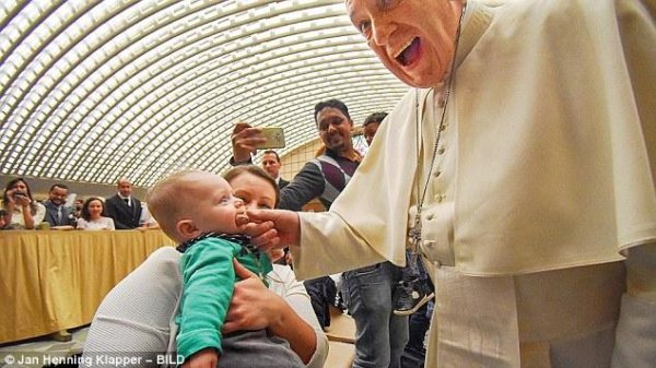 Uşaq Papanı dişlədi - FOTO