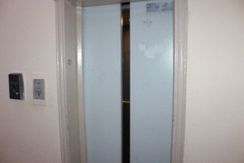 Qazaxıstanda qadın liftdə parçalandı