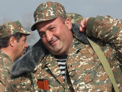 Ermənistanda aksiyaçılara dəstək verən icra başçısını güllələdilər