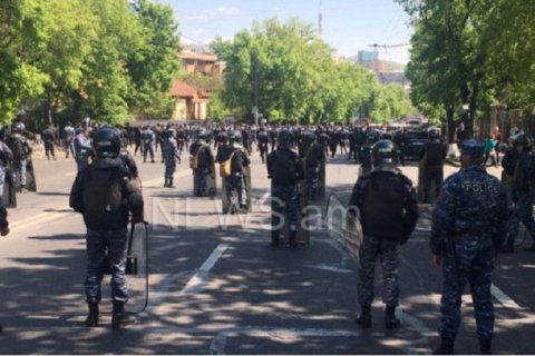 Ermənistanda polis müxalifətin tərəfinə keçdi