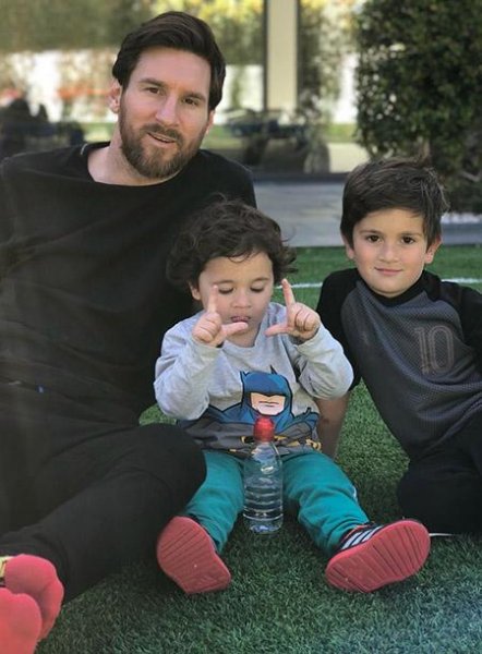 Messi bir aylıq oğlunun fotolarını paylaşdı- FOTOLAR