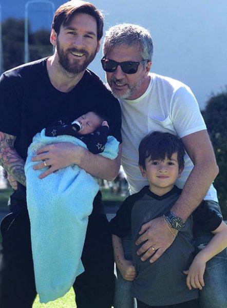 Messi bir aylıq oğlunun fotolarını paylaşdı- FOTOLAR