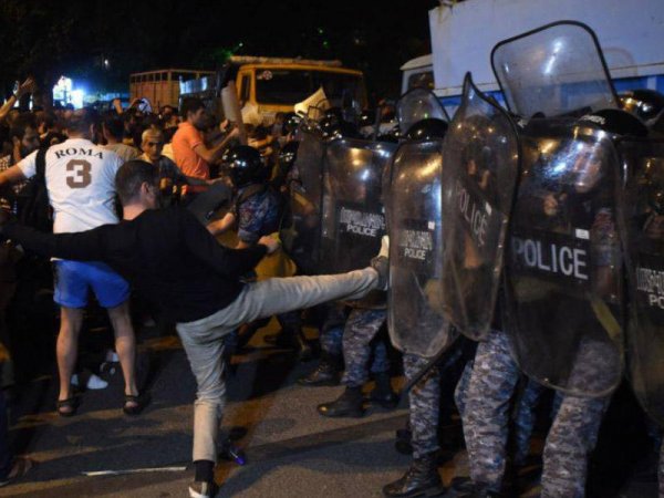 Yerevan polisi aksiyaçıları hədələyib