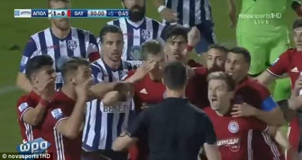 Futbolda qeyri-adi hadisə: Hakimə toxunub özünü yerə atdı/VİDEO