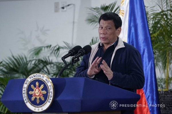 Filippin prezidenti: Kim Çen In mənim pərəstişkarımdır