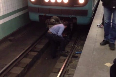 Bakı metrosunda intihara cəhd- Sərnişin qatar yolunda oturdu