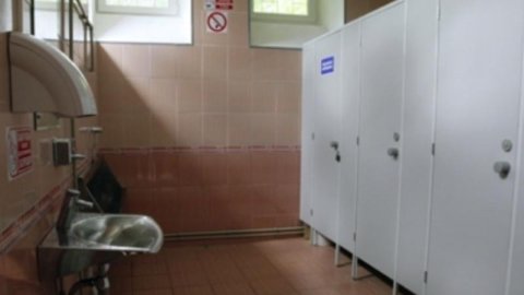 Məktəbdə biabırçılıq: Müəllim qadın tualetinə kamera yerləşdirdi və…