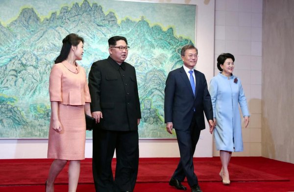 Tarixi görüşdə GƏRGİNLİK - Şimali Koreya lideri fotoqrafı PEŞMAN ETDİ - FOTO
