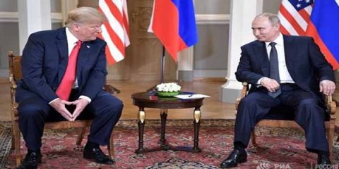 Donald Tramp Helsinki görüşündə Putinə göz vurub (VİDEO)