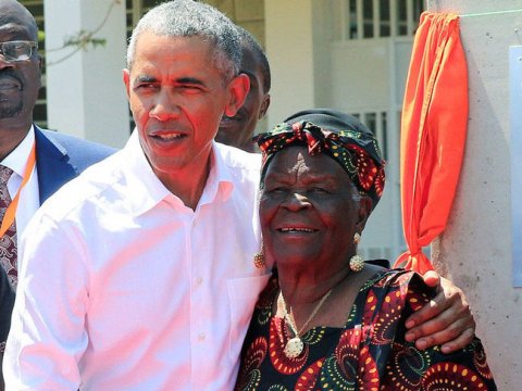 Barak Obama qohumlarının yanına getdi, nənəsi ilə rəqs etdi